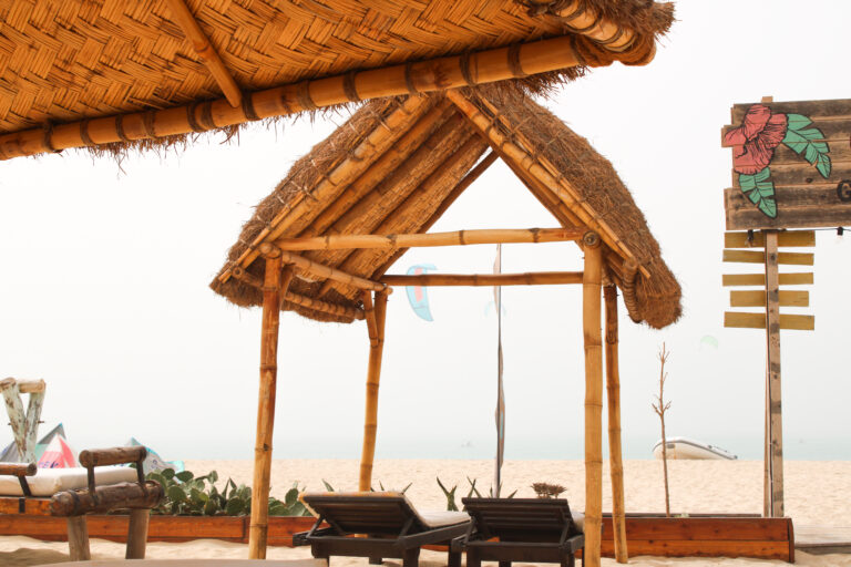 Zonnebed onder een bamboe parasol op het strand in Boa Vista