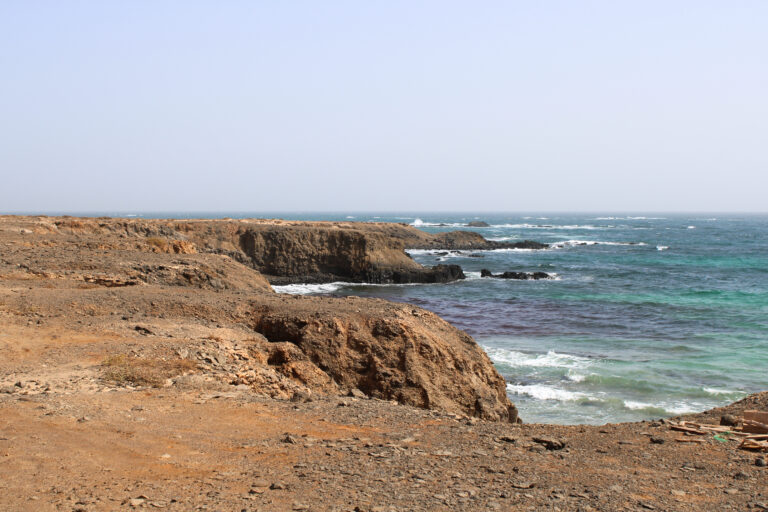 Rotsen langs de kust en een heldere blauwe zee op het eiland Sal in Kaapverdië